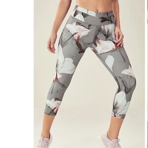 Fabletics Size Small Gia Powerlite Capri‎ leggings in Gray Mirage Floral Print